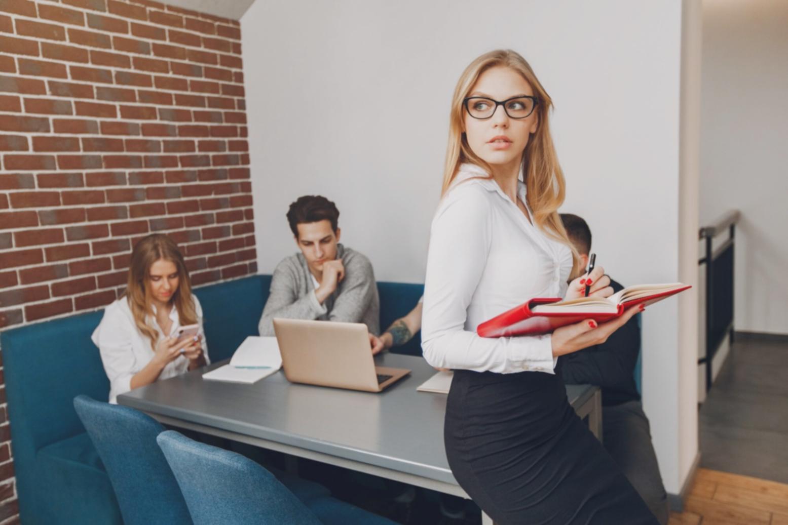 Personne utilisant des outils financiers modernes sur tablette