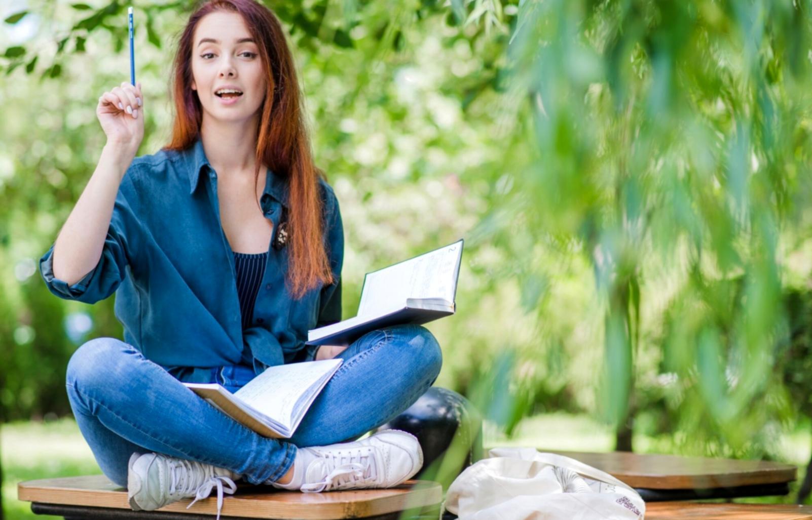 Environnement de formation moderne avec outils numériques et documents pédagogiques