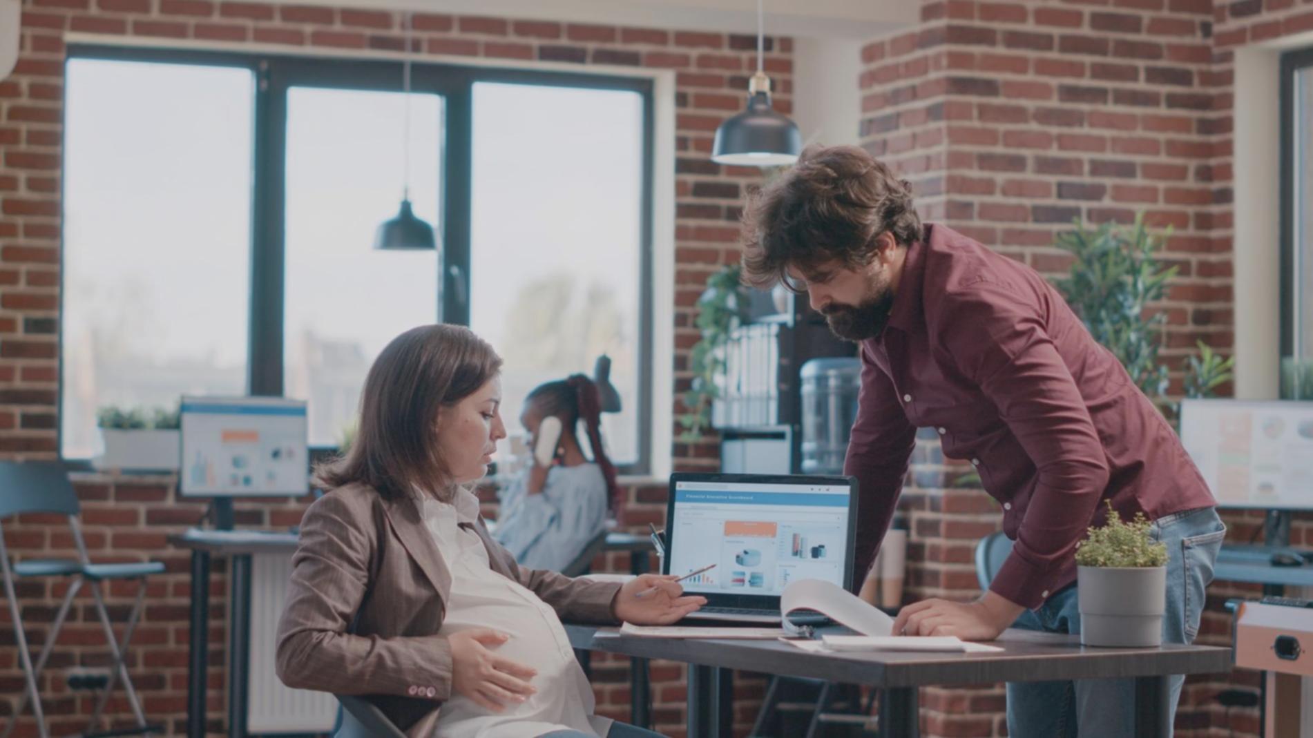 Espace de travail collaboratif montrant des outils financiers et des discussions d'équipe